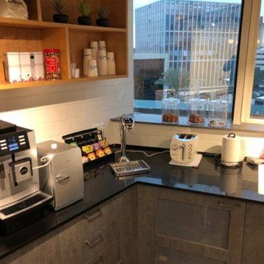 ברז Genius משולב מים קרים, סודה וחמים במטבחון חברת הייטק