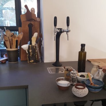 מתקן סודה ומים שחור